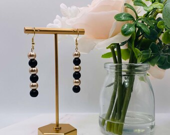 Pendientes colgantes de cuentas de vidrio negras y doradas: joyería llamativa hecha a mano