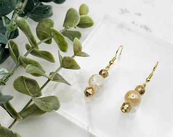 Orecchini con perline di vetro craquelé bianche e dorate: ganci placcati in oro