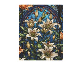 Könnte beinhalten: Ein Buntglasfenster mit weißen Lilien mit braunen Flecken, umgeben von grünen Blättern und einem blauen Hintergrund.