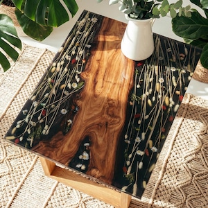 Table basse en bois d'olivier faite main avec résine époxy et fleurs intégrées, table d'appoint personnalisée pour le salon, décoration cadeau d'anniversaire