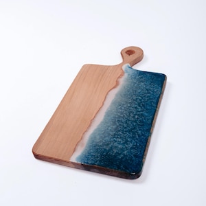 Personalisiertes Epoxid-Charcuteriebrett, Live-Edge-Harz-Schneidebrett, Handgefertigtes Ozean-Servierbrett, Exklusives Küchengeschirr, Erntedankgeschenk