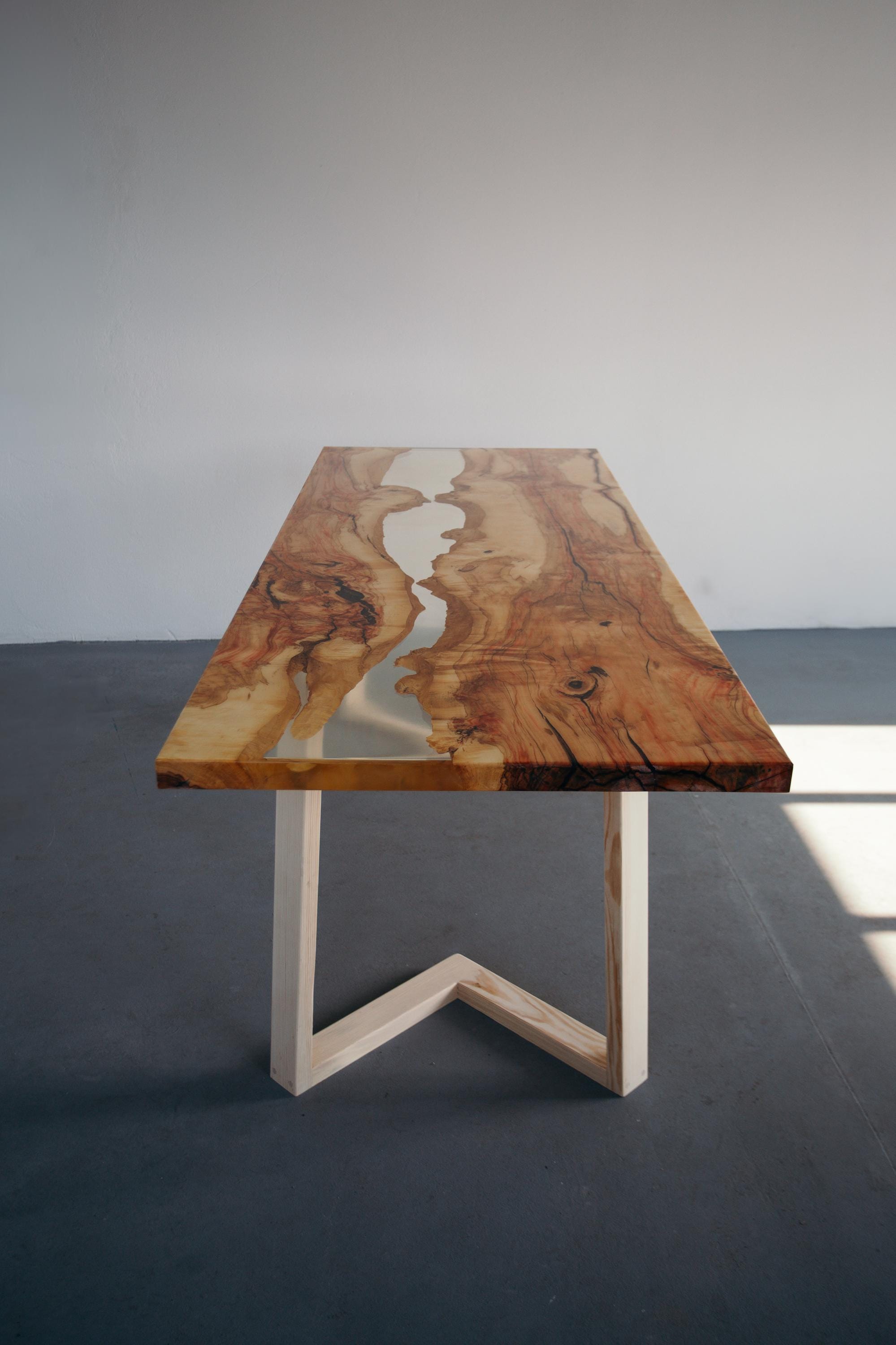 バール材の自然形状テーブル