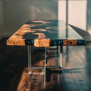 Puede incluir: Una mesa rectangular de madera con un centro de resina epoxi azul oscuro y bordes de madera natural. La mesa tiene un acabado pulido y se apoya sobre una base de metal cepillado. La mesa mide aproximadamente 183 cm de largo.