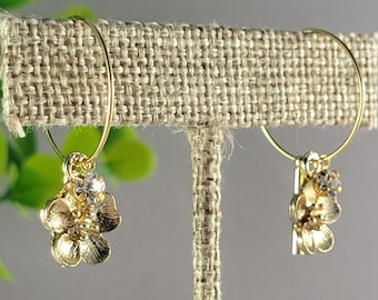 Boucles d’oreilles Gold Cherry Blossom Hoop, HANAMI HOOP, Hypoallergénique, Clip On Option disponible