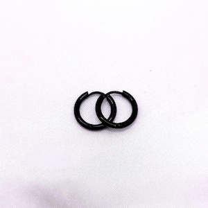 以下が含まれることがあります： 黒いフープイヤリングのペア。イヤリングはシンプルでエレガントです。