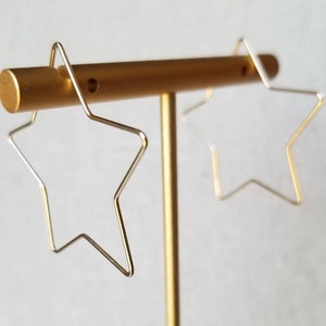 Aretes de aro finos y delicados con forma de estrella dorada, hipoalergénicos, chapados en oro de 18 quilates, de 3,8 cm (1,5&quot;), con forma de estrella, con diseño celestial.