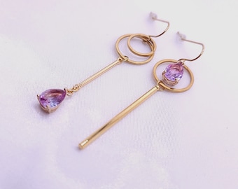 Pendientes asimétricos llamativos Seoul Gem, con gancho francés hipoalergénico y opción de clip.