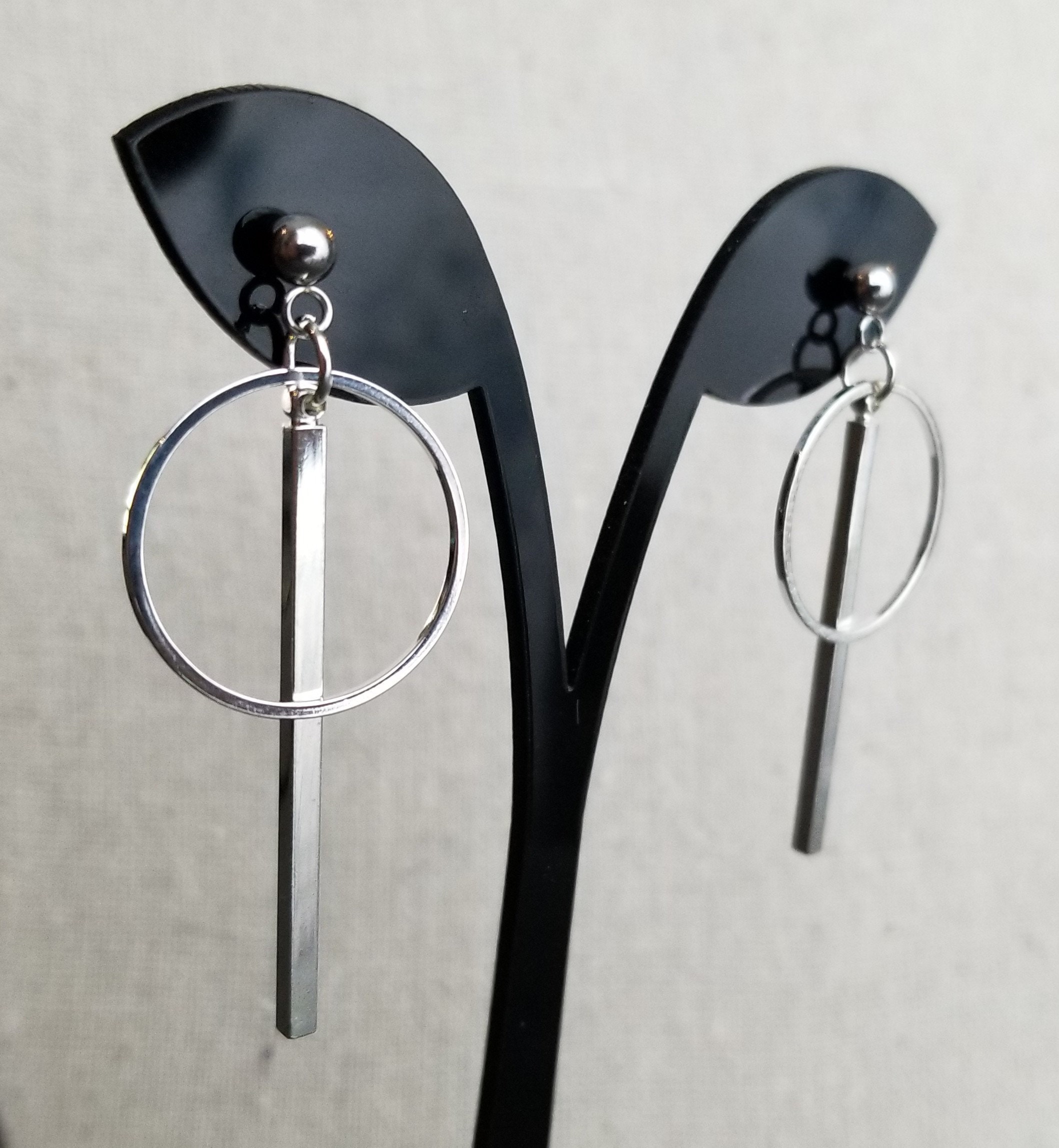 V with deals earrings