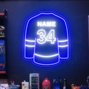 Placa de neon para camisa de hóquei personalizada, luz LED com nome de hóquei, decoração de caverna masculina, arte de parede para bar esportivo, presente para fãs de hóquei no gelo, presente personalizado para criança