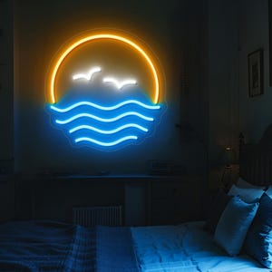 Puede incluir: Un letrero de neón que representa una puesta de sol sobre el océano con dos pájaros. El sol es un círculo amarillo-naranja, las olas son azules y los pájaros son blancos. El letrero está montado en una pared en un dormitorio.