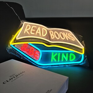 Placa de neon "Leia livros e seja gentil", placa de LED com citações positivas personalizadas, presente de volta às aulas, decoração de sala de aula, placa de berçário para presente para crianças