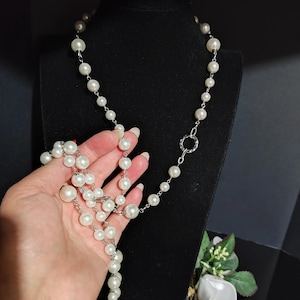 ロングパールネックレス、クラシックパールネックレス、ホワイトマヨルカパールの50年代スタイルのロングネックレス、エレガントなチェーンネックレス、オペラネックレス