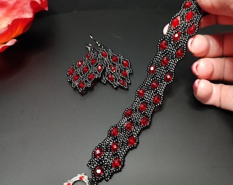 Zestaw biżuterii z bransoletką i kolczykami z koralików, Zestaw biżuterii w kolorze czerwonym i czarnym, Elegancki zestaw biżuterii, Biżuteria z koronką koralikową, Biżuteria z koralikami