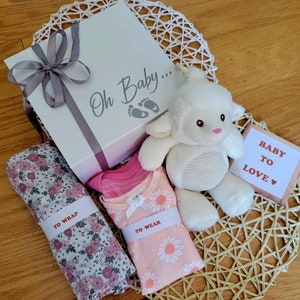 Coffret cadeau baby shower personnalisé, unisexe, garçon ou fille ! Option coton biologique disponible ! Coffret bébé, panier cadeau bébé, cadeau bébé, boîte souvenir