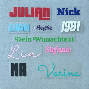 Könnte beinhalten: Eine Auswahl an Wärmeübertragungs-Vinyl-Aufklebern mit verschiedenen Namen und Texten. Die Namen sind "Julian", "Nick", "Luan", "Mascha", "Lia", "Stefanie" und "Varina". Der Text "Dein Wunschtext" und die Zahl "1981" sind ebenfalls abgebildet.
