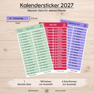 Könnte beinhalten: Drei Bögen mit Kalenderaufklebern für 2027 in Hellgrün, Rot und Lila. Jeder Aufkleber zeigt den Tag des Monats und den Wochentag. Ein einzelner Aufkleber misst 3 cm mal 0,5 cm. Der Text enthält Monatsnamen wie März und September.