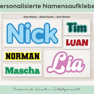 Op de afbeelding: Een verzameling rechthoekige naamstickers met verschillende lettertypes en kleuren. De stickers tonen de namen Nick in blauw, Tim in donkergroenblauw, LUAN in rood, NORMAN in zwart met gele randen, Mascha in groen en Lia in een roze schrijfletter.