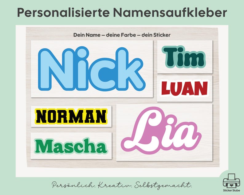 Op de afbeelding: Een verzameling rechthoekige naamstickers met verschillende lettertypes en kleuren. De stickers tonen de namen Nick in blauw, Tim in donkergroenblauw, LUAN in rood, NORMAN in zwart met gele randen, Mascha in groen en Lia in een roze schrijfletter.