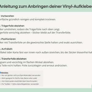 Op de afbeelding: Een instructiegids voor het aanbrengen van vinylstickers, met vijf genummerde stappen: voorbereiden, drager verwijderen, positioneren, aandrukken en transferfolie verwijderen. Bevat opmerkingen over oppervlakken, onderhoud en een logo.
