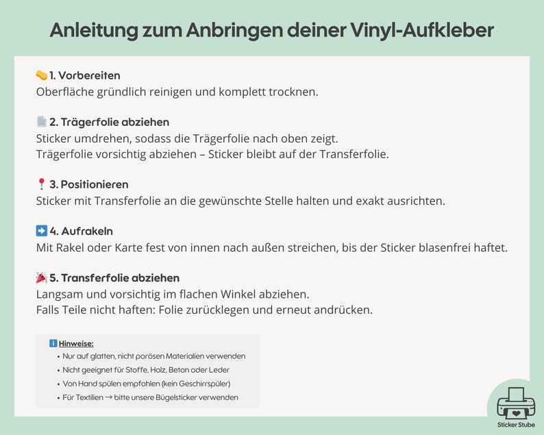 Op de afbeelding: Een instructiegids voor het aanbrengen van vinylstickers, met vijf genummerde stappen: voorbereiden, drager verwijderen, positioneren, aandrukken en transferfolie verwijderen. Bevat opmerkingen over oppervlakken, onderhoud en een logo.
