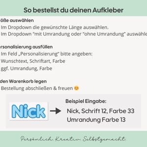 Op de afbeelding: Een instructieve afbeelding voor het bestellen van aangepaste stickers. Het beschrijft de stappen voor het selecteren van de maat, randopties en personalisatiegegevens zoals tekst, lettertype en kleur, inclusief een voorbeeld met de naam Nick.