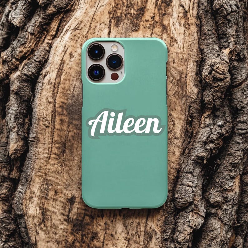 Op de afbeelding: Een mintgroene smartphonehoes met een drievoudige camera-opstelling in de linkerbovenhoek en de naam Aileen in een wit cursief lettertype gedrukt in het midden van het gladde, effen gekleurde beschermende oppervlak.
