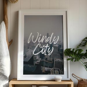 Stampa minimalista di Chicago, arte murale del centro di Chicago con paesaggio urbano in bianco e nero, poster della città incorniciato con immagine di sfondo dello skyline di Chicago