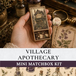 Peut inclure: Un kit de boîte d'allumettes rectangulaire en carton avec une illustration de style ancien d'une apothicairerie de village sur le couvercle coulissant. La boîte est entrouverte, révélant des petits éléments en papier imprimés à l'intérieur.