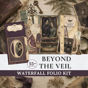 Puede incluir: Un kit de folio en cascada Beyond the Veil con más de 55 elementos que incluyen retratos de estilo vintage, llaves ornamentadas, velas y temas de comunicación espiritual. Incluye papel efímero en tonos morado y crema con gráficos victorianos.