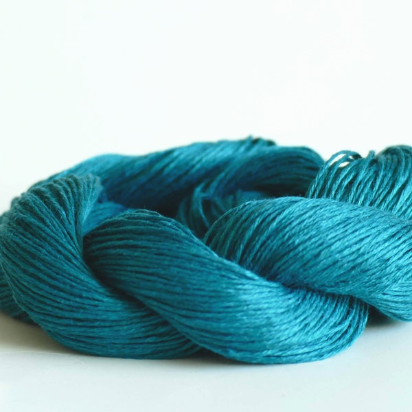 Le fil de lin végétalien lin à tricoter au crochet crée de nouvelles couleurs.