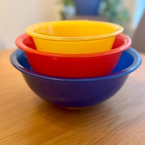 Vintage 80s Pyrex Mixing Bowl Set: Primary Colors, Clear Bottom