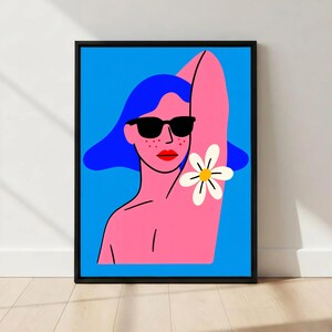 Könnte beinhalten: Gerahmter Kunstdruck mit einer stilisierten Illustration einer Person mit blauen Haaren, Sonnenbrille und einer Blume. Die Figur ist vor einem hellblauen Hintergrund platziert, mit einem rosa Körper und roten Lippen. Das Kunstwerk befindet sich in einem schwarzen Rahmen.