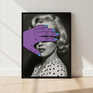 Könnte beinhalten: Schwarz gerahmter Kunstdruck mit einer Schwarz-Weiß-Fotografie einer Frau, die sich die Augen mit einer lila Hand bedeckt. Die Hand hat blaue Fingernägel. Die Frau trägt ein gepunktetes Kleid.