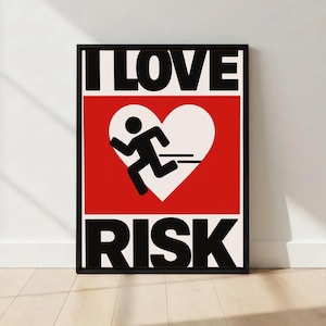 Könnte beinhalten: Gerahmter Kunstdruck mit den Worten "I LOVE RISK" in fetten schwarzen Buchstaben. Ein rotes Rechteck in der Mitte zeigt ein weißes Herz mit einer laufenden Strichmännchenfigur. Das Kunstwerk wird an einer weißen Wand ausgestellt.