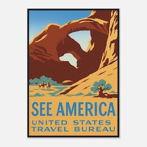 Könnte beinhalten: Ein gerahmtes Vintage-Reiseposter mit einer Wüstenlandschaft. Das Poster zeigt einen großen Felsbogen, zwei Reiter und den blauen Text "SEE AMERICA". Darunter stehen die Worte "UNITED STATES TRAVEL BUREAU".