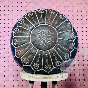 Handgemaakte Marokkaanse leren poef met ingewikkeld wit borduursel - "20 x 20 x 14" inch poef, donkerbruine boho-poef