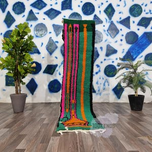 本物の Boujaad モロッコ ベルベル ウール ランナー ラグ。幾何学模様、ボヘミアン スタイル、フリンジのディテール。廊下や階段に最適。