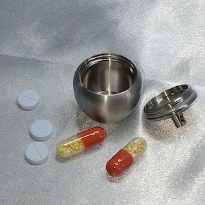 Pastillero o caja secreta, en forma de manzana, portátil, de acero inoxidable, con cierre impermeable, para collar, dije para bolso, llavero.