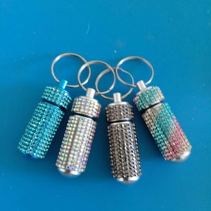 Pastillero, pastillero de diamantes de imitación, portátil, llavero o dije para bolso, regalo para hombres o mujeres, 4 colores para elegir