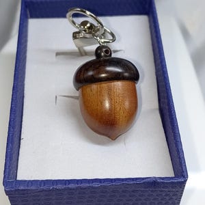 Boîte à pilules, pilulier en bois de santal naturel, en forme de noix, porte clés ou bijou de sac, boîte cadeau