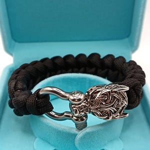 Armband in de vorm van een wolvenkop, gemaakt van zwart gevlochten koord, met een veilige sluiting