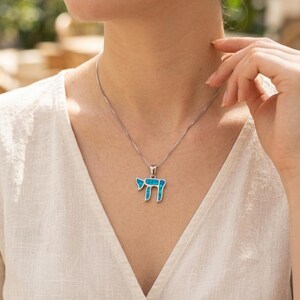 Collier et pendentif Chaï חי, en opale bleue, bijou hébraïque