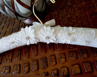 Wedding Dress Hanger with Daisy Flowers • Bridal Gown Hanger Daisies • Padded Hanger • Wedding Gift • Bridal Shower • Custom Handmade