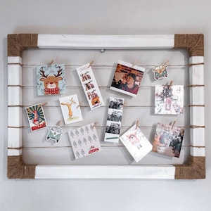 Geweldig cadeau voor thuis: herinneringsfotohouder voor fotokaarten met spelden, vervaardigde houten lijst gemaakt in vintage stijl, origineel cadeau voor familie