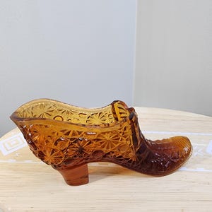 Boyd daisy and button Amber Glass Slipper shoe Figurine
