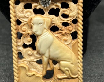 Grote hanger gesneden jaspis van een labrador met verzilverde borgtocht