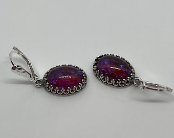 Aliento de dragón rojo Cabujones ovalados de ópalo hechos por el hombre mexicano en monturas chapadas en plata con cierres de palanca de plata esterlina