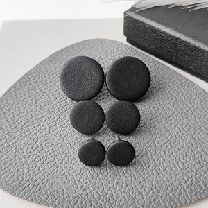 Zwarte oorknopjes, gotische klei, minimalistische kleine studs Cadeau voor haar