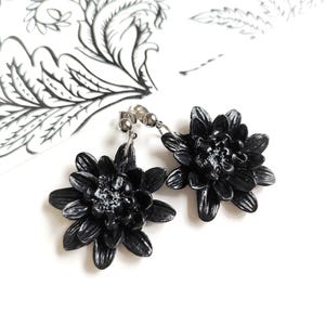 Gothic schwarze Blumen Ohrringe |  Statement Schmuck aus Polymer Clay | Leichtgewicht Hypoallergen | Hexen Geschenk | Boho Goth Hochzeit.