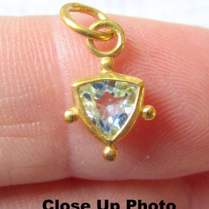 AAA Sky Blue Topaz Edelstein Dreieck Charme, 18 Kt Gold über Sterling Silber, Trillion Anhänger, Dezember Geburtsstein, Geburtstagsgeschenk